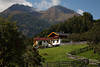 Obermauern Bergdorfidylle Naturbild Huser mit Bergblick Grnwiese Zune in Virgental