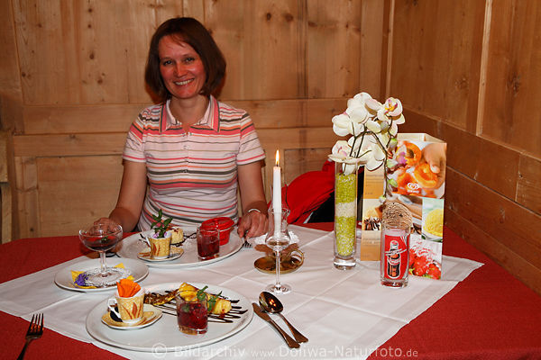 Gast bei Dessert lchelnde Frau Restaurant Grovenediger in Prgraten ausgezeichnete Kche