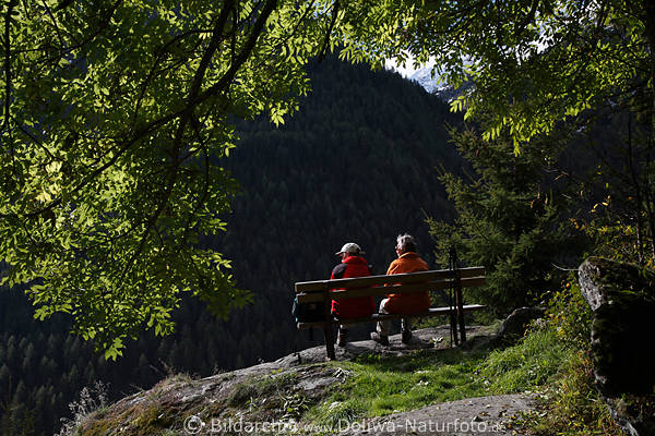 Wandererbank mit Touristen geniessen grne Natur und Iseltal Bergausblick