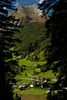 003293_Bobojach Bild unter Wallhorner Mähder Sicht durch Bäume auf Prägraten-Dorf vom Wanderweg zur Berger Alm