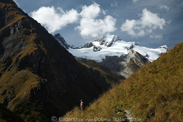 Umbaltal Berge Alpenlandschaft Naturfoto mit Frau Gipfelblick Wanderweg unter Bergwand