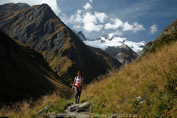 Alpen um Umbaltal Bergpfad Frau Naturfoto wandern am Berghang durch Graslandschaft