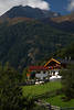 003026_Schafe auf Grünwiese zwischen Holzzäunen vor Häusle Paar Bild Obermauern Dorfidylle unter Osttirol Berggipfel