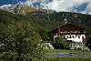003048_Gasthaus Obermauern in Bergidyll Foto unter Alpengipfel schroffen Felsen Urlaub Zimmer in Natur