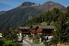 Alpendorf Obermauern urige Holzhäuser unter Gipfel Berglandschaft Virgental Osttirol