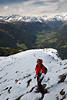 005212_Virgeltal Foto vom Berg Frau Wanderin hoch in Schnee Weitblick in Osttirol Alpental Hochformat Panorama