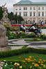 Salzburg Mirabellgarten Park Besucher am Schloss