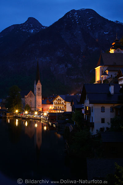Hallstatt Nachtromantik Alpenstadt Lichter unter Dachstein-Berg schner Urlaubsort Nachtfoto