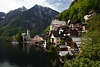 Hallstatt Uferpanorama am Wasser fjordartiger Bergsee Foto Wohnhuser am Berghang