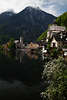 Hallstatt Seeufer Alpenstadt vor Dachstein-Gipfel Berge am Wasser Foto