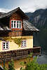 105693_ Hallstatt alte Bürgerhäuser Fotos Holzdächer Holzbalkone über Seewasser mit Bergblick