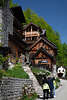 Hallstatt urige Holzhuser grne Berghangkulisse Pfad Steintreppe Touristen am Rundweg zur Soleleitung