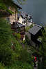 Hallstatt dichte Terrassenhuser Dcher am Berghang Wanderpfad bis Wasser