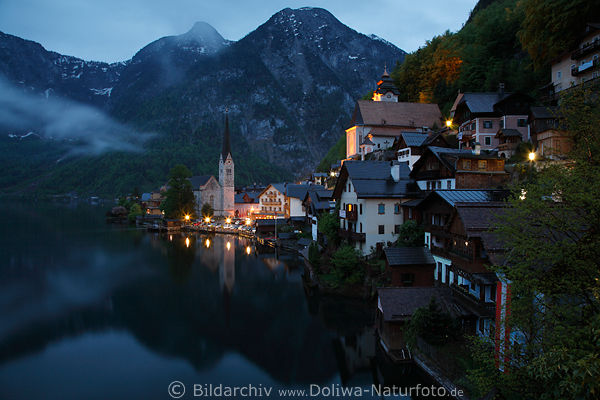 Hallstatt Seeufer Nachtfoto romantische Alpenstadt am Dachstein Gipfel