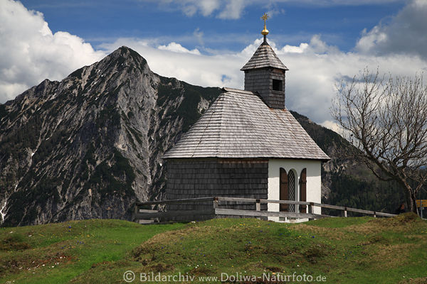 Postalmkapelle grau-weiss Huschen vor Bergfelsen Alpengipfel