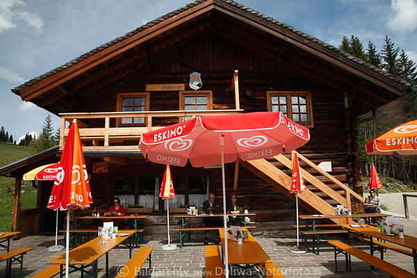 Stroblerhtte mit Wanderer Jause auf Postalm ber Wolfgangsee