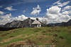 Postalm-Landschaft Foto Hochebene weiss-graue Kapelle unter Wolken vor Alpengipfel