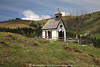Kapelle auf Postalm Bergplateau Landschaft Foto vor Gasthaus Thoralm im Hintergrund