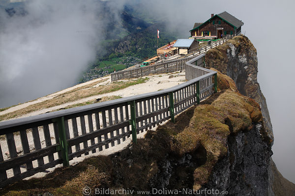 Schafberg Schutzhaus zur Himmelspforte am Felsen in 1783m Seehhe Wolkenstimmung am Abgrund
