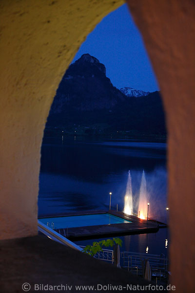 Laube-Seeblick Wasser-Fontne Lichter Berge im Mauer-Bogen 