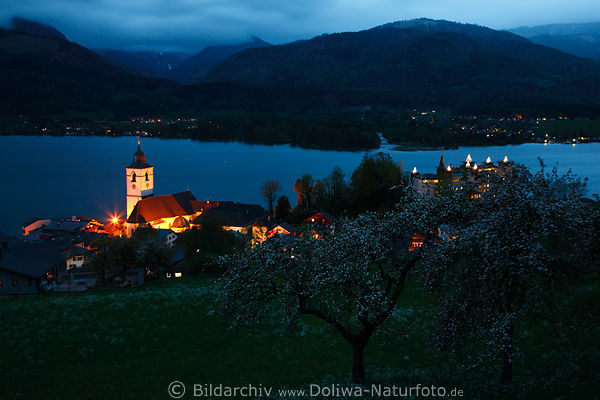 Sankt Wolfgang romantischer Seeblick Nachtlichter Berglandschaft Wolfgangsee Nachtpanorama