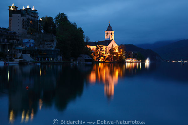 Sankt Wolfgang romantisches Nachtbild am Wolfgangsee Wasser Hotels Pfarrkirche