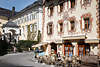 105901_ Sankt Wolfgang historischer Markt Urlaubsidylle Foto an Konditorei Lebzelterei Wallner Café-Tischen