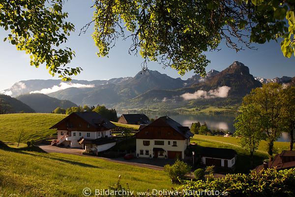 Wolfgangsee Berglandschaft mit HuserPaar Wasserblick Gipfelpanorama