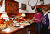 106214_Altroiterhof begeisterte Urlauber Stammgäste am ländlich liebevoll eingerichtetem Frühstücksbuffet