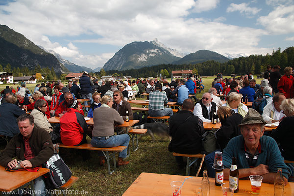 Almabtriebfest Menschen auf Bergwiese in Leutaschtal