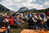 810874_ Menschen beim Almabtriebfest auf Bergwiese in Tirol Leutaschtal Reise Foto, Volksfest im Freien