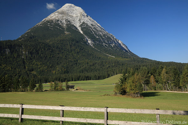 Hohe-Munde Berggipfel Felsspitzen Naturbilder Wandhnge ber Grntal Alpwiesen hinter Zaun