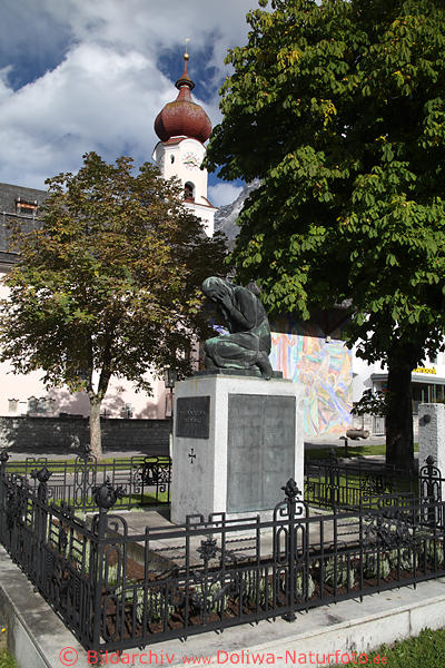 Ehrwalder HeldenDenkmal vor Gotteshaus der Pfarrkirche