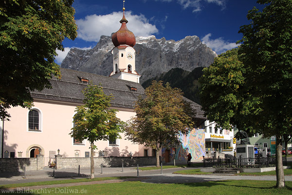 Ehrwalder Pfarrkirche Gotteshaus Wetterstein-Bergblick Tiroler Alpenstadt Reisebild