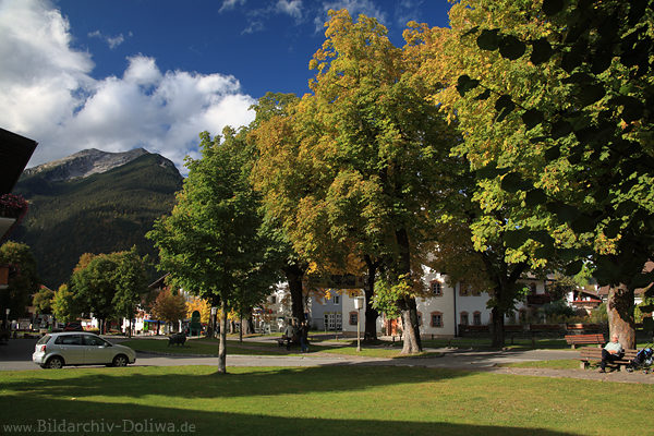 Ehrwald Grnallee am Kirchplatz Herbstfoto: Bnke Kastanienbume bis Ganghoferstrae