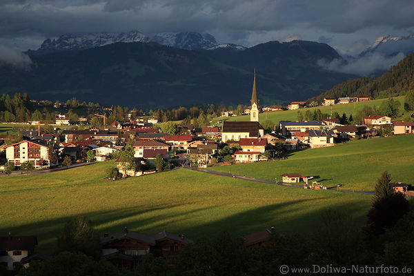 Ellmau Bergkurort Kirche Häuser Au Wiese Abendlicht vor Alpenlandschaft Bergkette