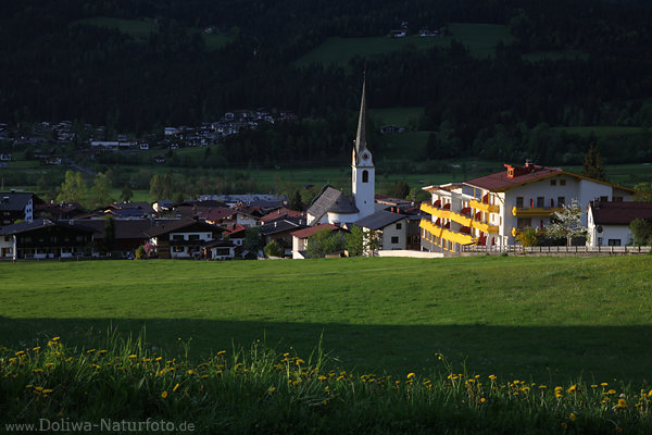 Ellmau Abendlicht Stimmung Bild Ferienort Hotel grne Wiese Naturidyll Dorfkirche