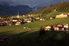 Ellmau Lichtstimmung Bild in Abendsonne grüne Bergwiese Landschaftsidylle Häuser Kirche Au Kapelle