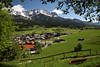 1300395 Ellmau Grünwiesen Talpanorama Foto Naturidyll am Wilder-Kaiser Alpenlandschaft