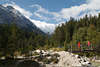 810825_ Gaistal Berglandschaft Naturfoto: Wanderer über Gaistalbach Brücke wandern in Naturparadies Tirol