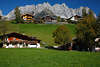006092_Wilder Kaiser Bergpanorama Reisebild aus Going in Tirol, Grünidylle mit Gästehäusern, Bauernhöfen