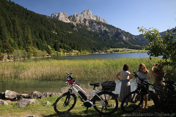 Haldensee Wasserufer Frauen Fahrrder Gipfelblick Bergpanorama 212978 Naturfoto vor Schilf