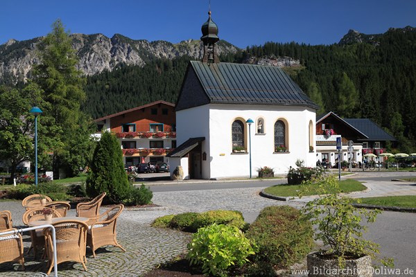 Dorfkirche Haldensee Kapelle Foto 212972 Kirchlein Straenbild Dorfzentrum mit Bergblick