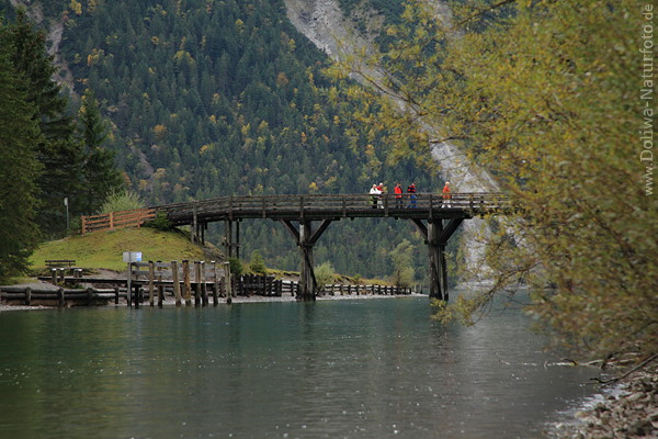 Heiterwangersee Wasserbrcke Kanal Spaziergnger in Naturfoto