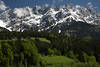 1300398_Kaisergebirge Felsmassiv Gipfel mit Schnee Foto über grünes Bergland Alme Hütten