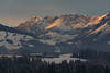 815824_ Hütten in Schnee unter Kaisergebirge, Alpen Bergmassiv  Winterlandschaft Foto