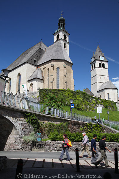 Kirchl St. Andreas Doppeltrme Hochtreppe Kitzbhel Strasse Touristen Himmelblick