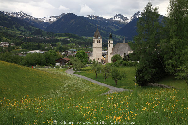 Kitzbhel Tal Alpenlandschaft City in BergPanorama mit Schnee Frhlingsbild