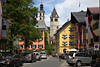 Kitzbühel Altstadt bunte Häuser City-Landschaft Hotels Kirche-Türme Autos