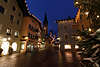 Kitzbühel Altstadt Nachtlichter Foto Weihnachtszeit Vorderstadt Gasse Katharinenkirche Bild
